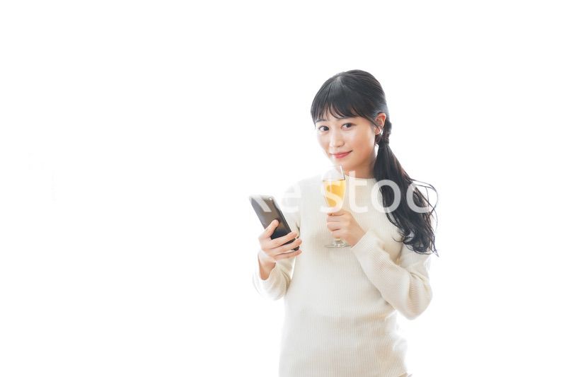 オンライン飲み会をする若い女性