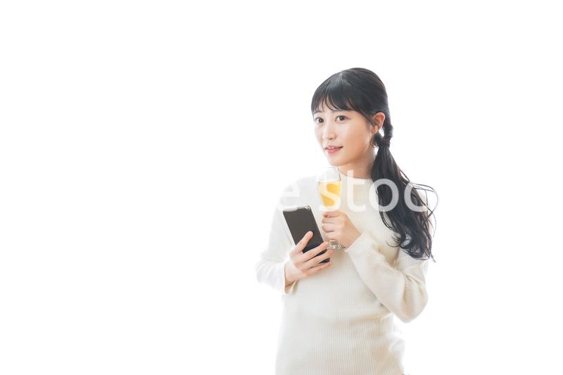 オンライン飲み会をする若い女性