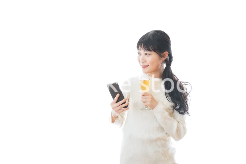 オンライン飲み会をする若い女性