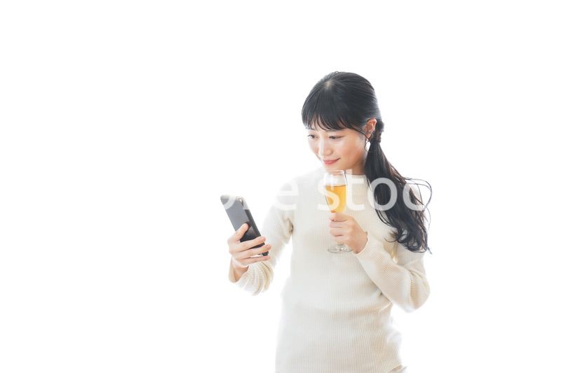 オンライン飲み会をする若い女性