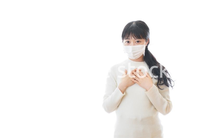 マスクを装着する若い女性