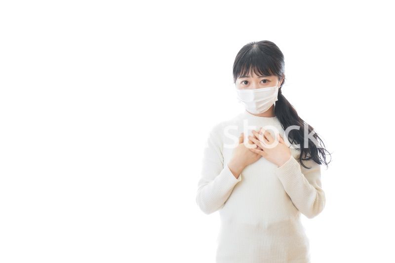 マスクを装着する若い女性