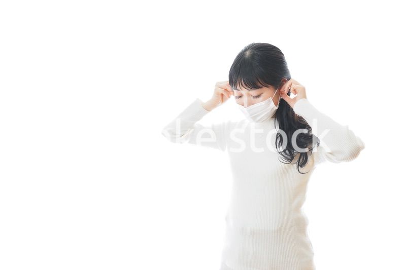 マスクを装着する若い女性