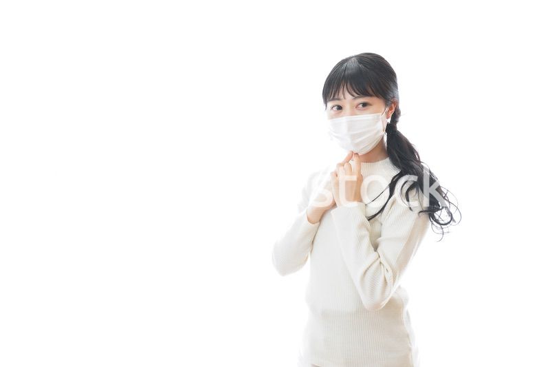 マスクを装着する若い女性