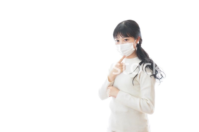 マスクを装着する若い女性