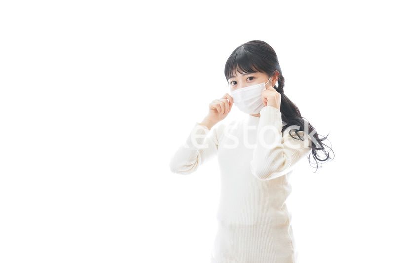 マスクを装着する若い女性