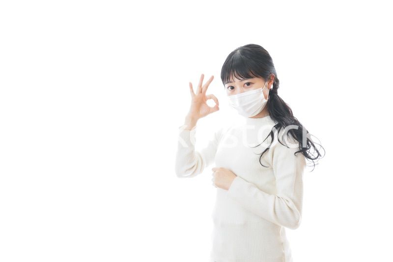 マスクを装着する若い女性