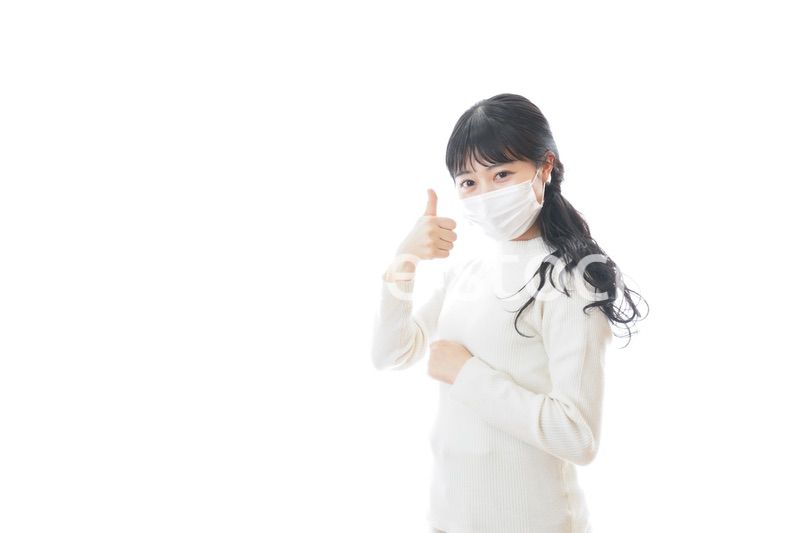 マスクを装着する若い女性