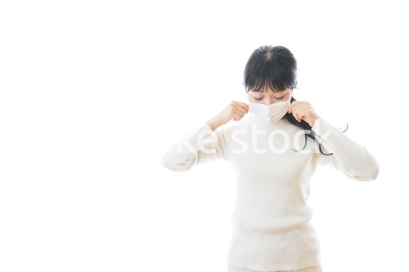 マスクを装着する若い女性