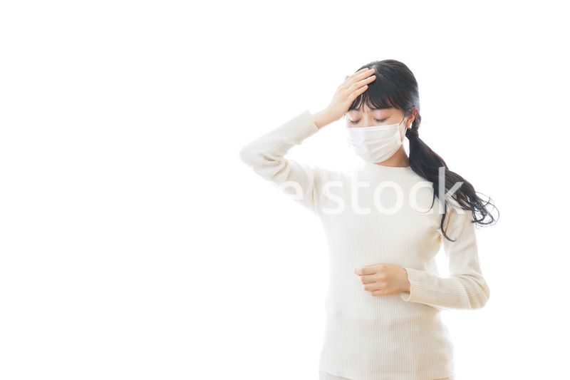 マスクを装着する若い女性