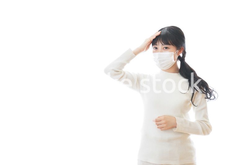 マスクを装着する若い女性