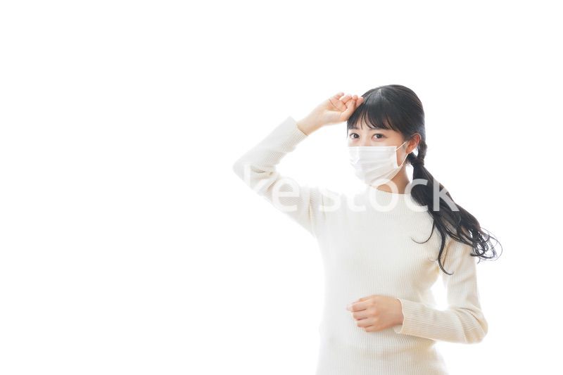 マスクを装着する若い女性