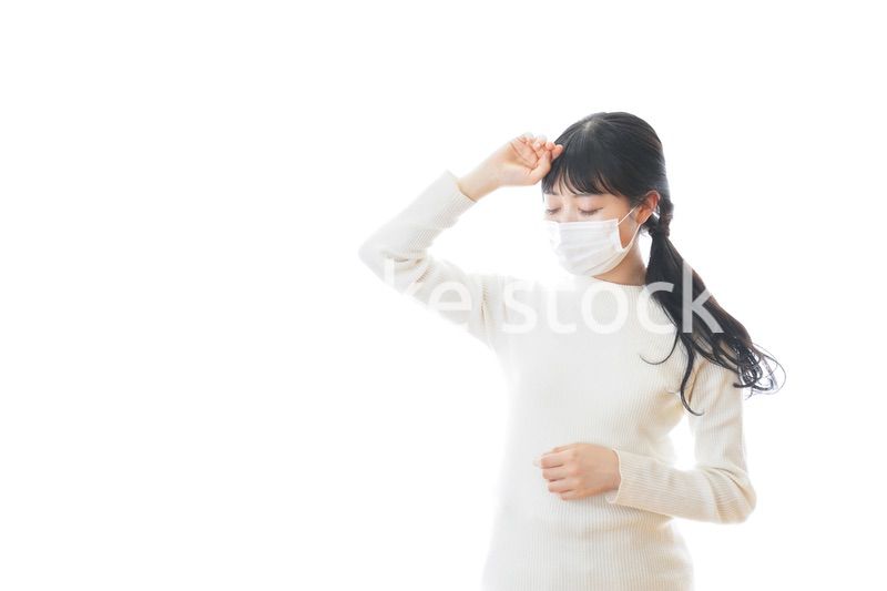 マスクを装着する若い女性