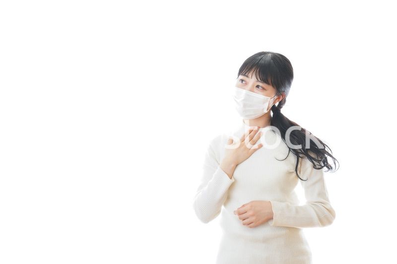 マスクを装着する若い女性