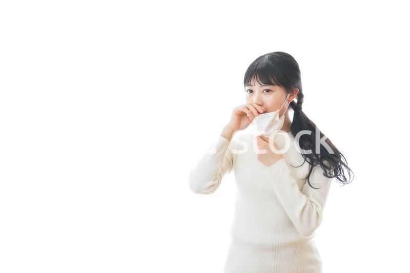 マスクを装着する若い女性