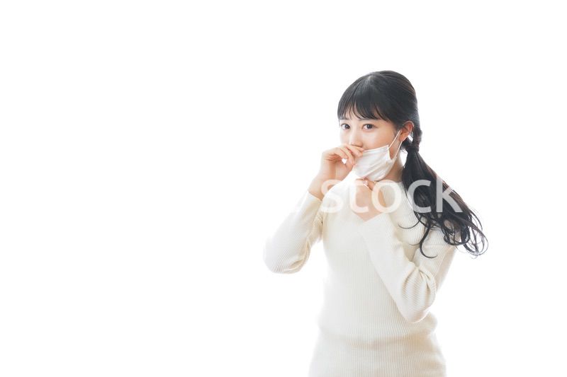 マスクを装着する若い女性