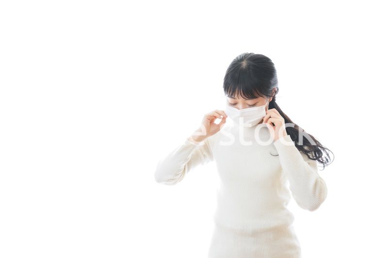 マスクを装着する若い女性