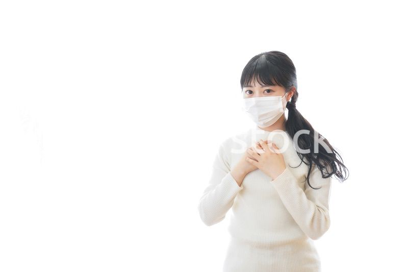 マスクを装着する若い女性