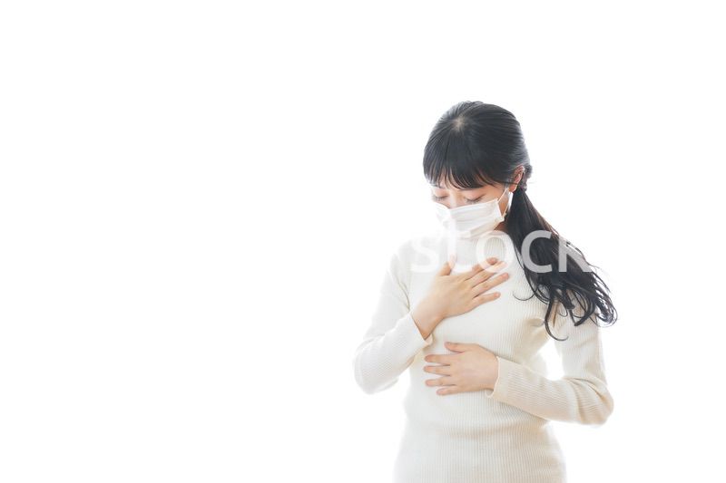 マスクを装着する若い女性