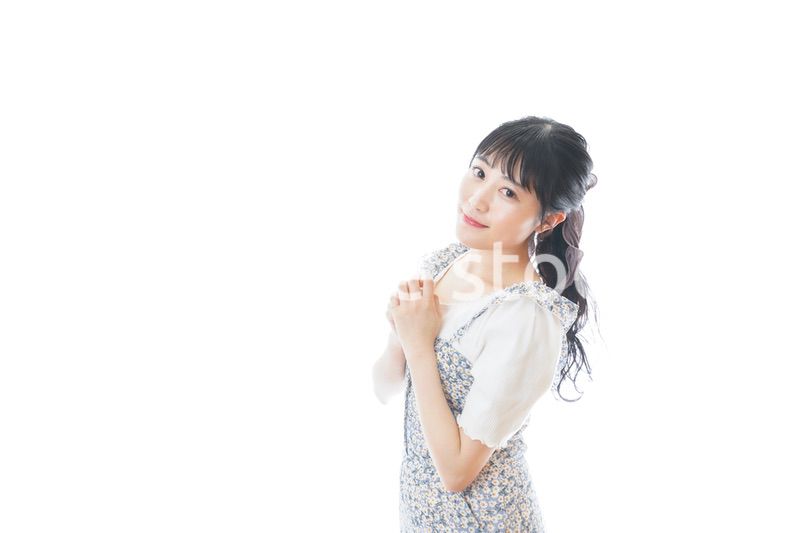 若い女性のカジュアルポートレート