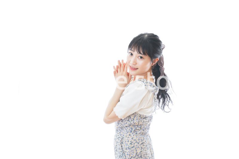 若い女性のカジュアルポートレート