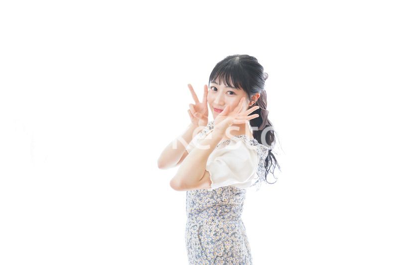 若い女性のカジュアルポートレート