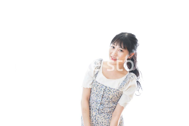 若い女性のカジュアルポートレート