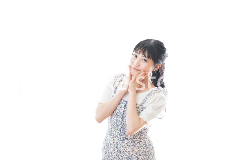 若い女性のカジュアルポートレート