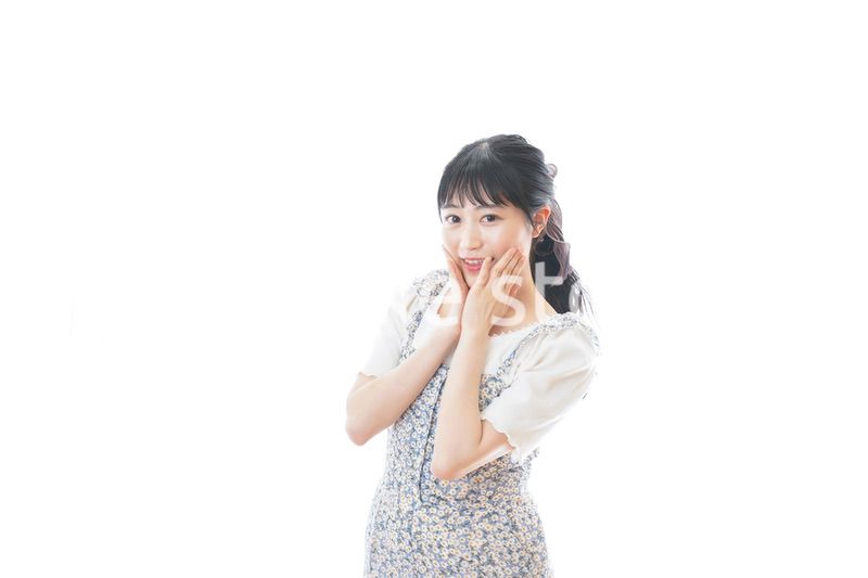 若い女性のカジュアルポートレート