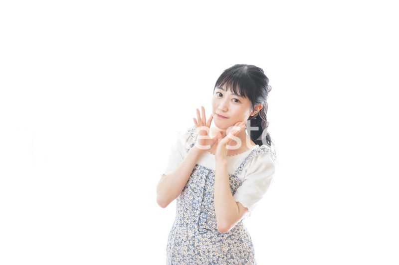 若い女性のカジュアルポートレート