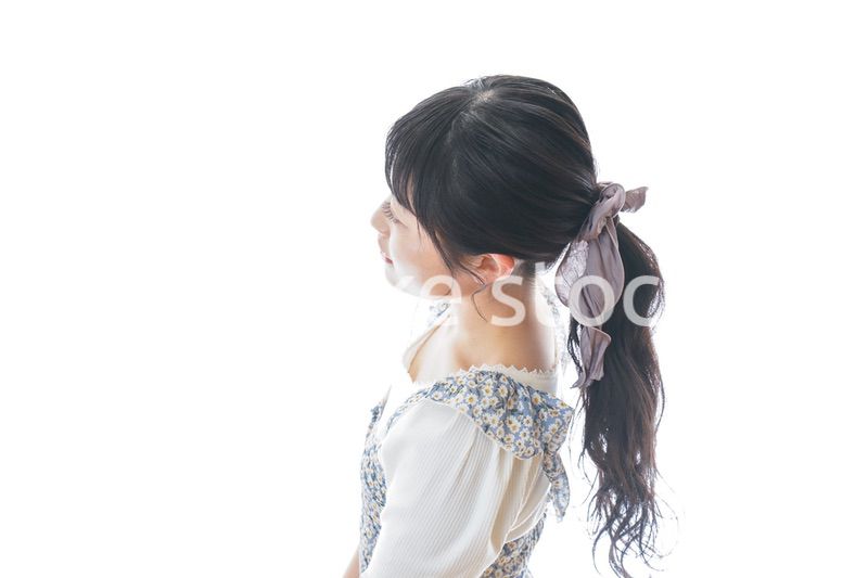 若い女性のカジュアルポートレート