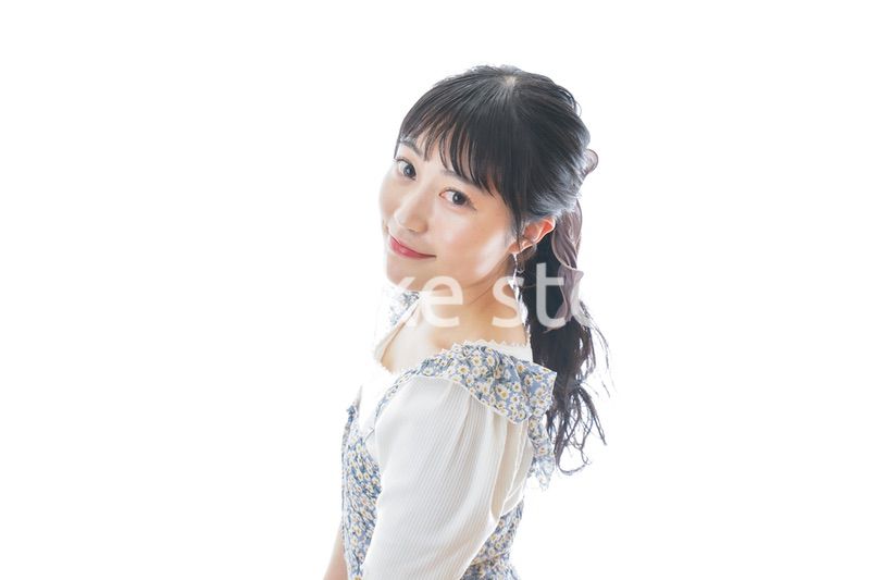 若い女性のカジュアルポートレート