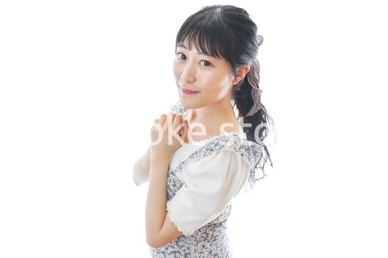 若い女性のカジュアルポートレート