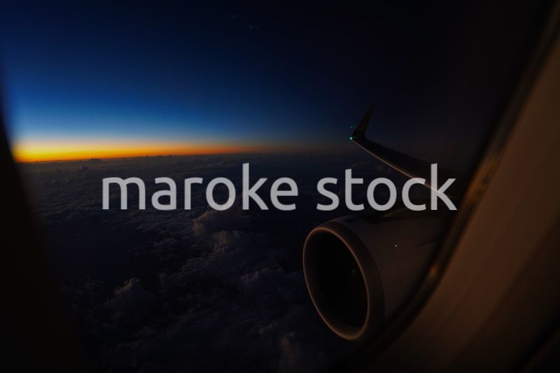 飛行機の窓からの風景