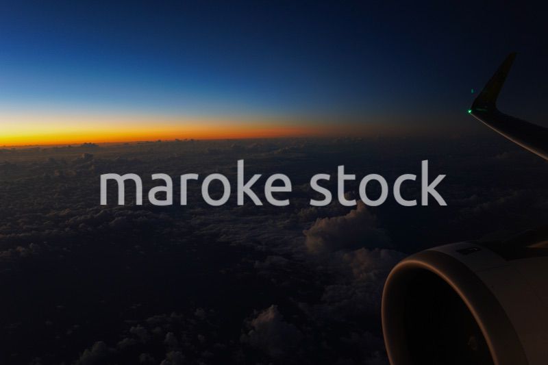 飛行機の窓からの風景