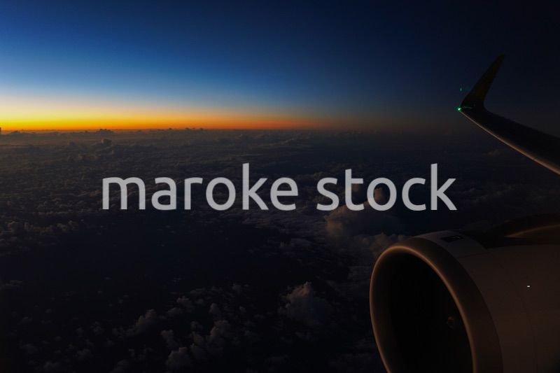 飛行機の窓からの風景