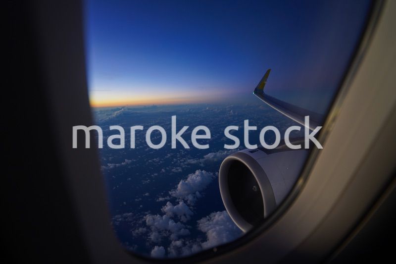 飛行機の窓からの風景