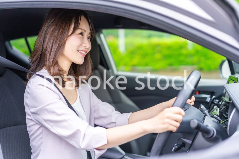 車を運転する若い女性