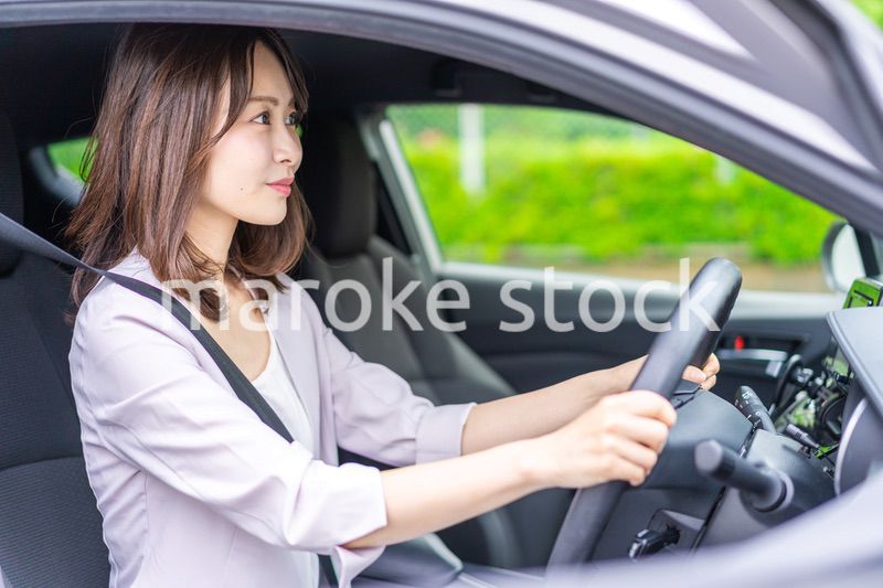 車を運転する若い女性