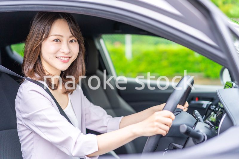 車を運転する若い女性