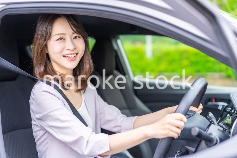 車を運転する若い女性