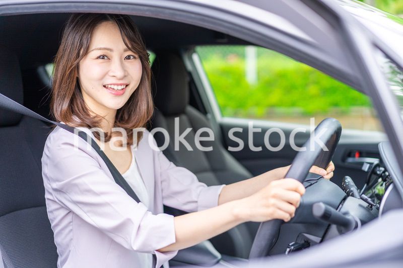 車を運転する若い女性