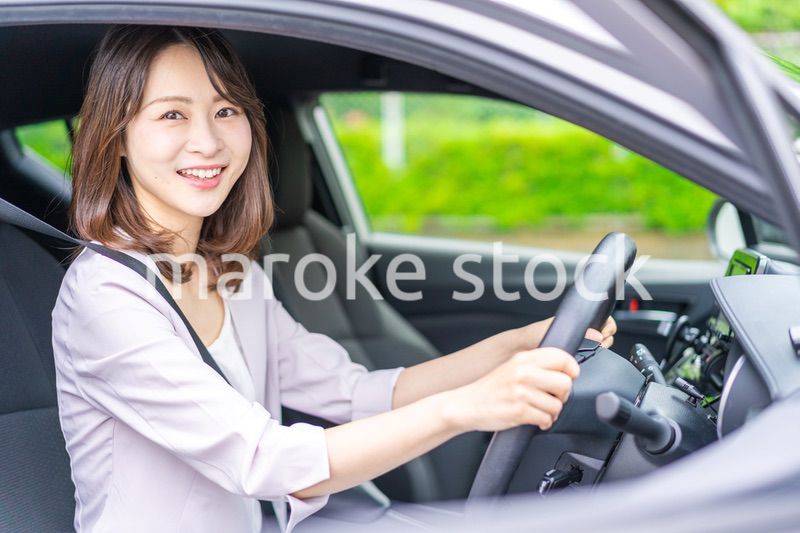 車を運転する若い女性