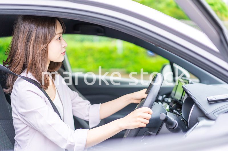 車を運転する若い女性