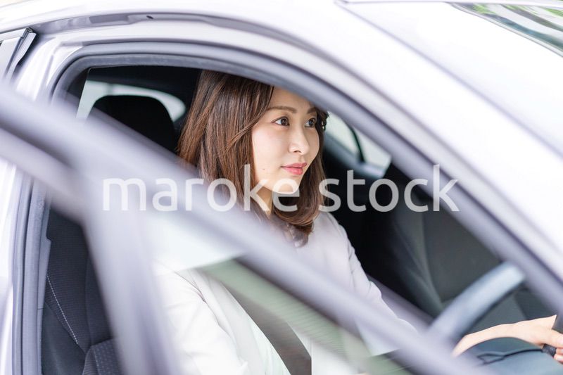 車を運転する若い女性