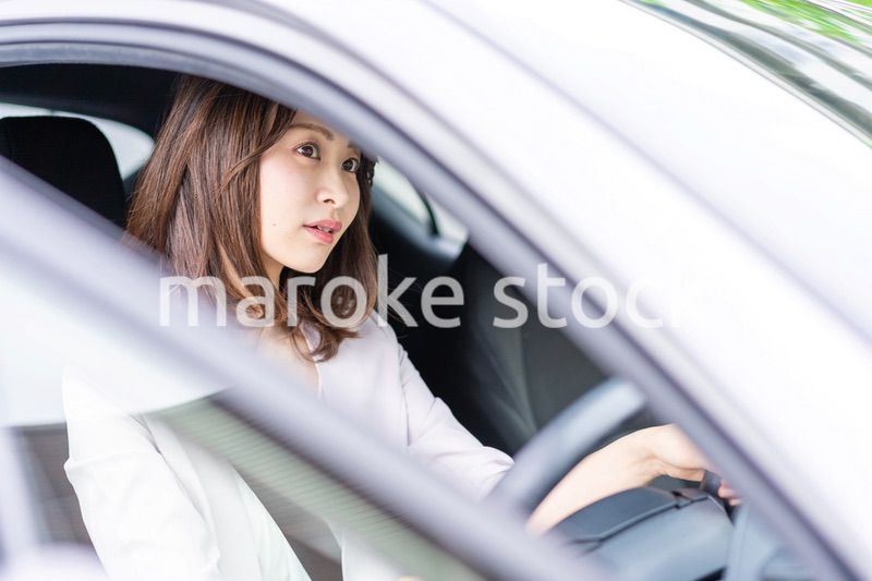 車を運転する若い女性