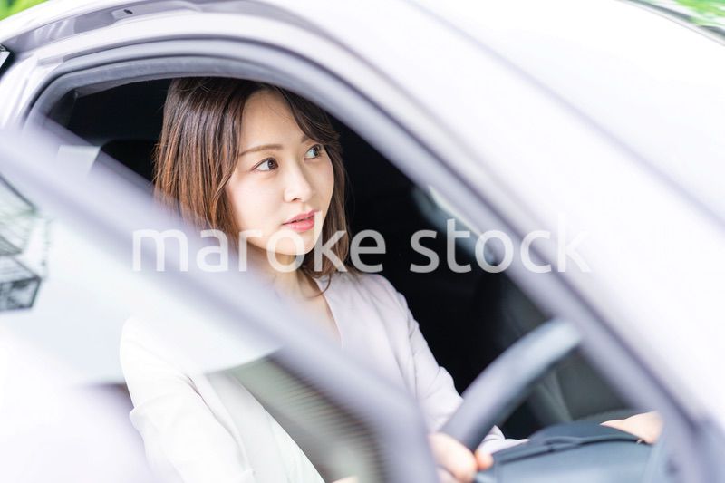 車を運転する若い女性