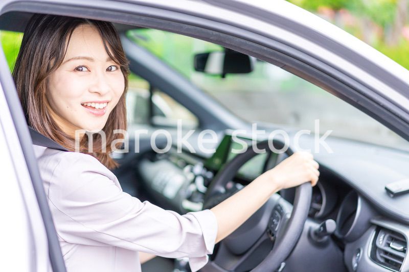 車を運転する若い女性