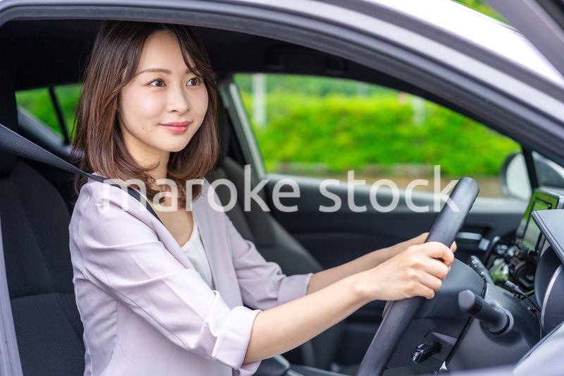車を運転する若い女性