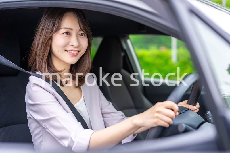 車を運転する若い女性